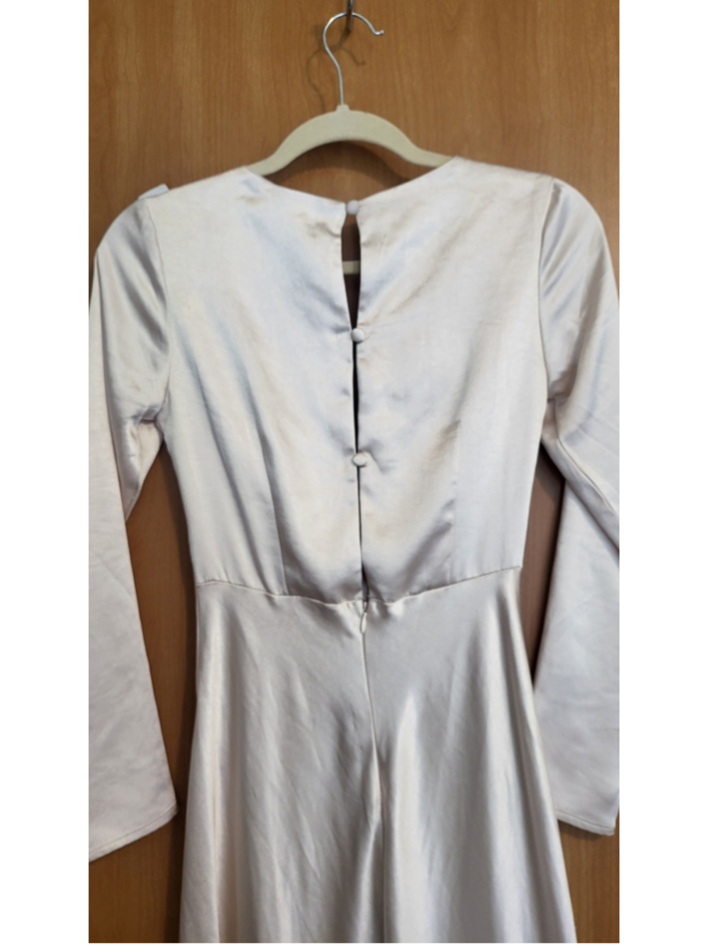 New Selfie Leslie Satin Midi Champagne Long Sleeves Dress Size 6 - Picture 7 of 10